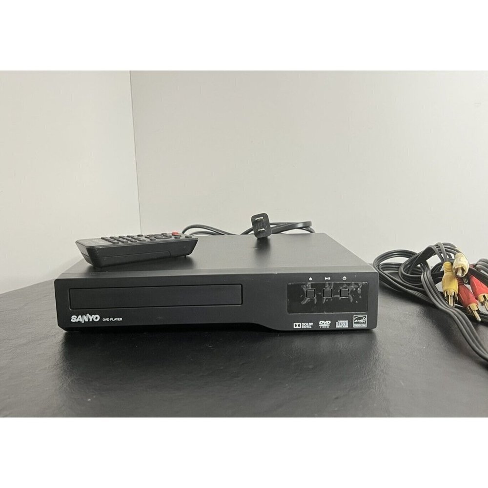 Sanyo FWDP105F Compact CD Player with Remote Works and AV cables